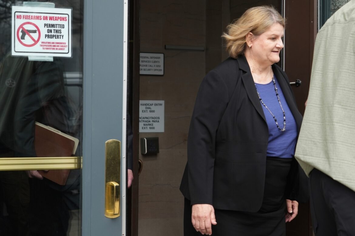 गिरफ़्तारी से बचने के लिए मिल्वौकी जज द्वारा कथित तौर पर मदद किए गए बिना दस्तावेज़ वाले व्यक्ति को निर्वासित कर दिया गया है

