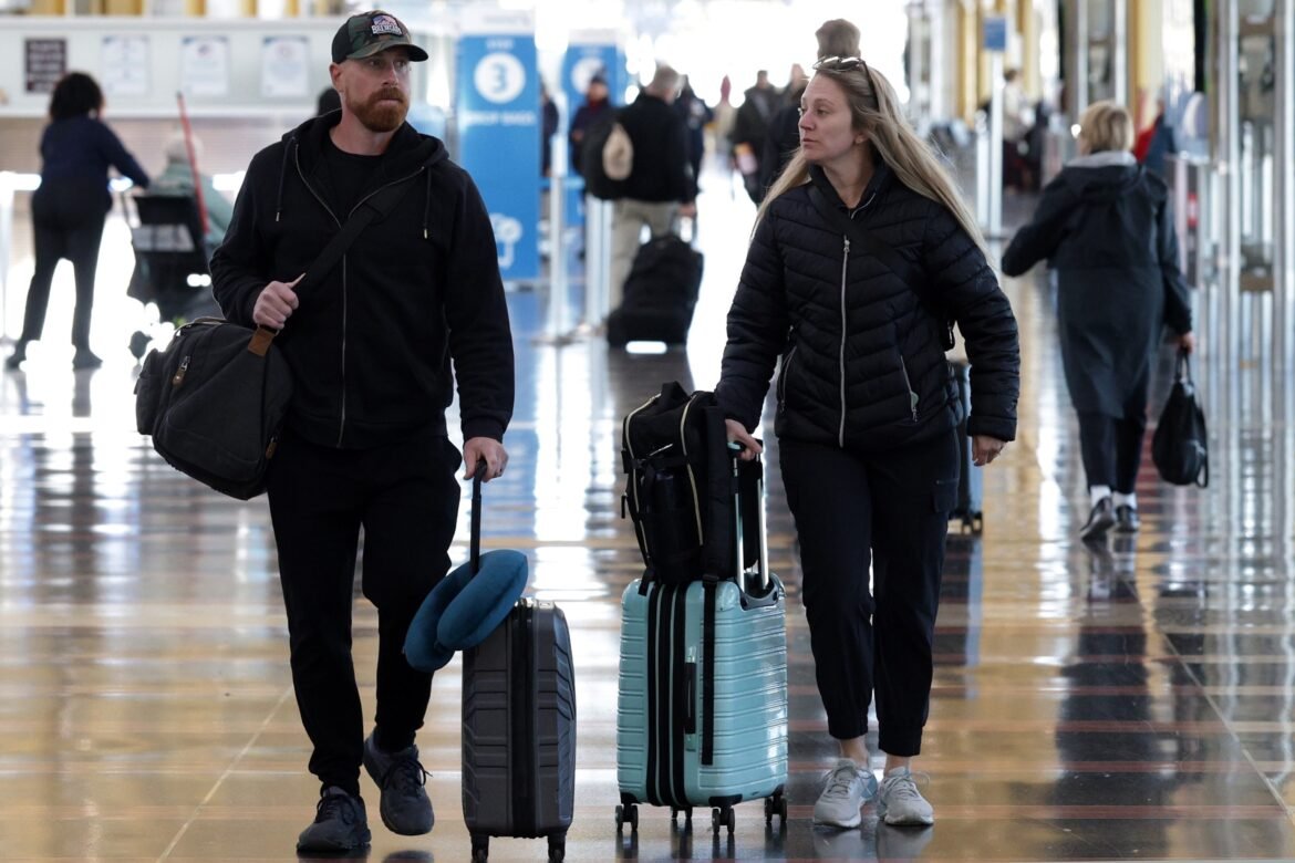 ट्रैकर का कहना है कि बुधवार तड़के अमेरिका में 850 से अधिक उड़ानें रद्द कर दी गईं

