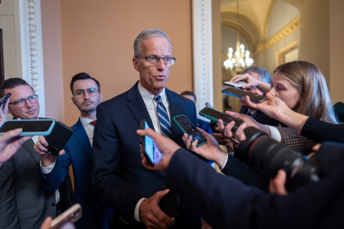 शटडाउन गतिरोध को तोड़ने के लिए पर्याप्त सीनेट डेमोक्रेट्स को रिपब्लिकन के साथ मतदान करने की उम्मीद है: सूत्र 

